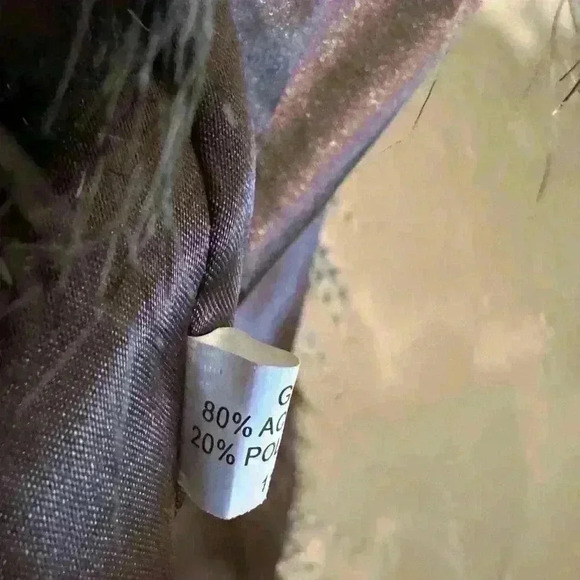 Feathery Faux Fur Vest Fits between a Small and Medium - Picture 10 of 10